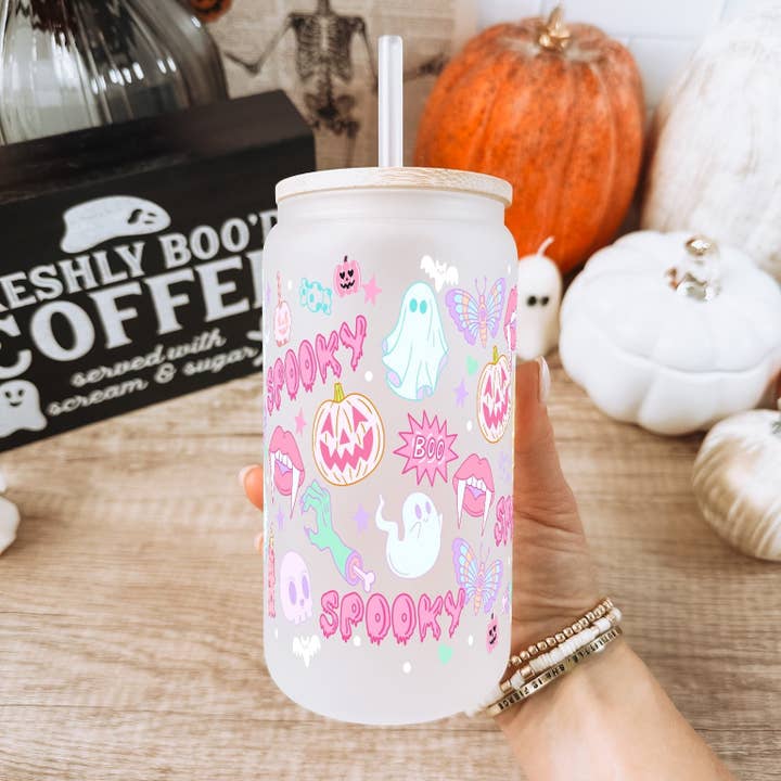 Bicchiere in vetro Pink Pastels Halloween da 16 once con coperchio e cannuccia per la vendita all'ingrosso da parte di Sip-Sip Hooray!