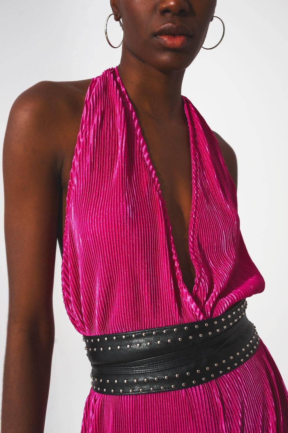 Fuchsia Satin maxi jumpsuit med plisseret halterneck i fuchsia for engroshandel på Faire4