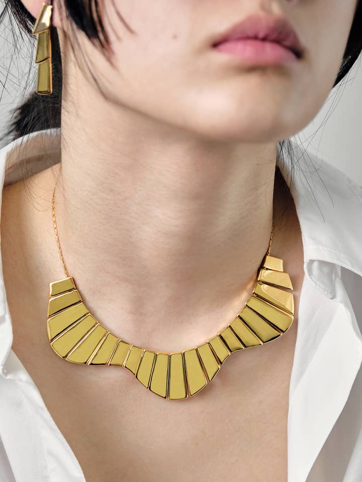 Collier tendance Cleo à pompons en métal doré pour la vente par Ounce