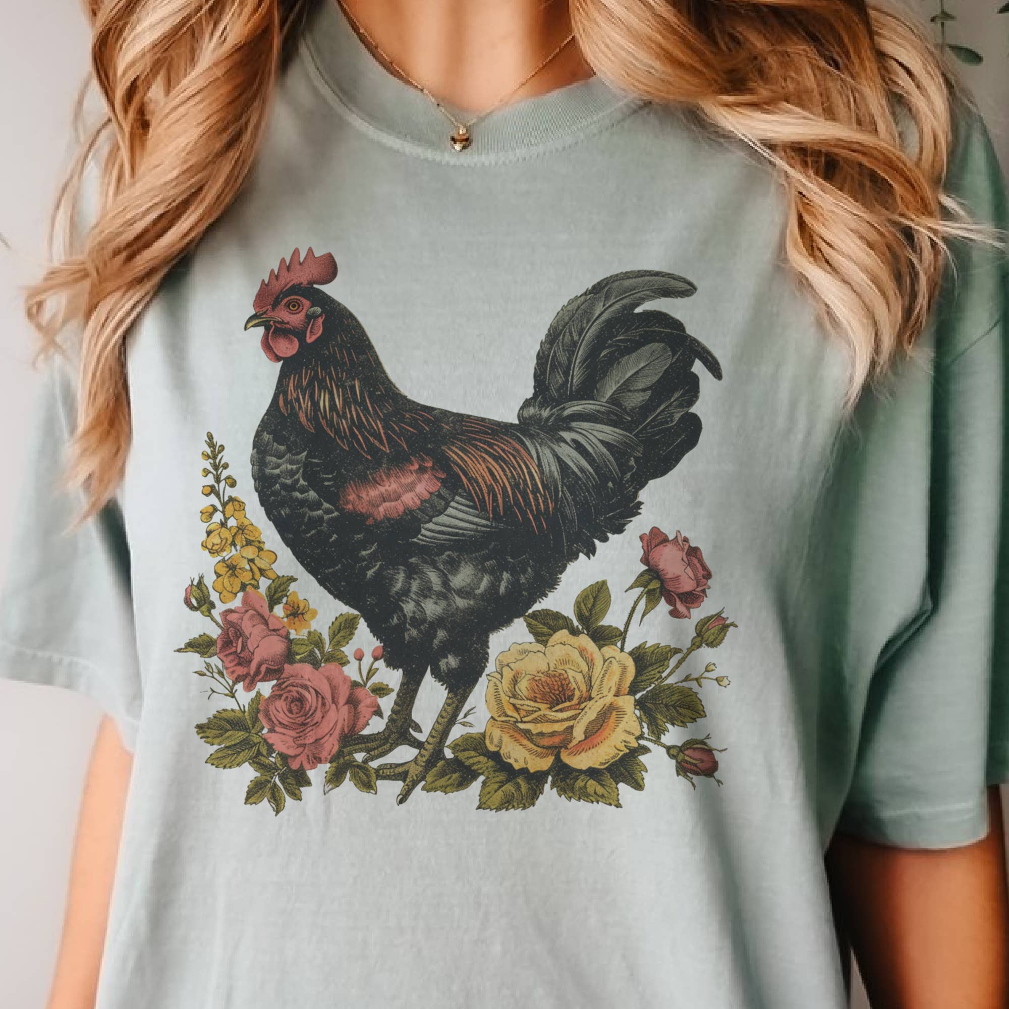 Par.tees by Party On! – Engroshandel Grafisk t-shirt - Dame – Kylling Land Blomstret Hane Landmandsmarked Grafisk T-shirt1