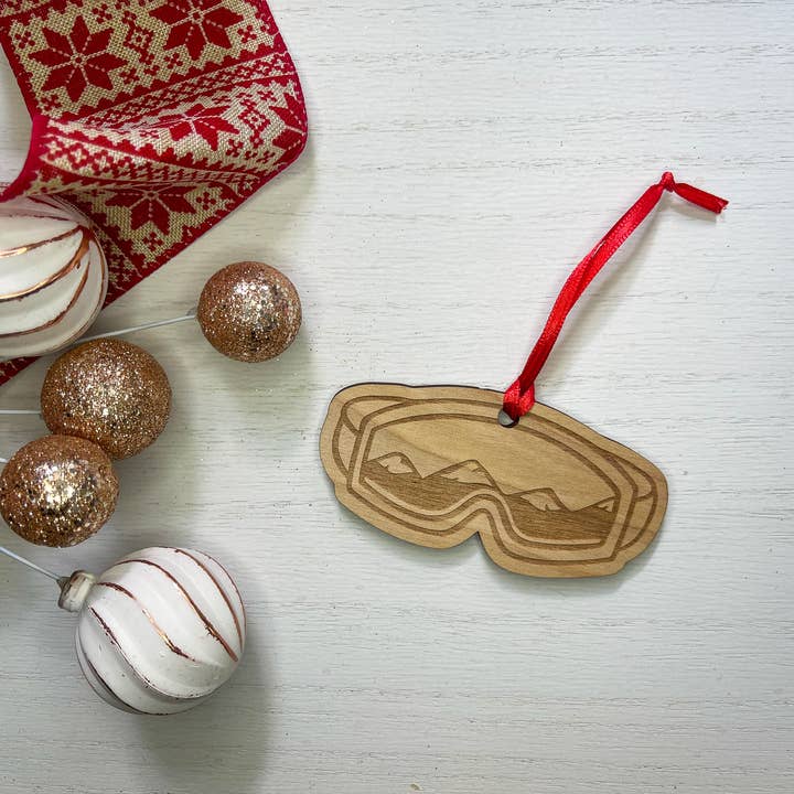 Lunettes de ski paysage de montagne ornement en bois pour la vente par Almost Local