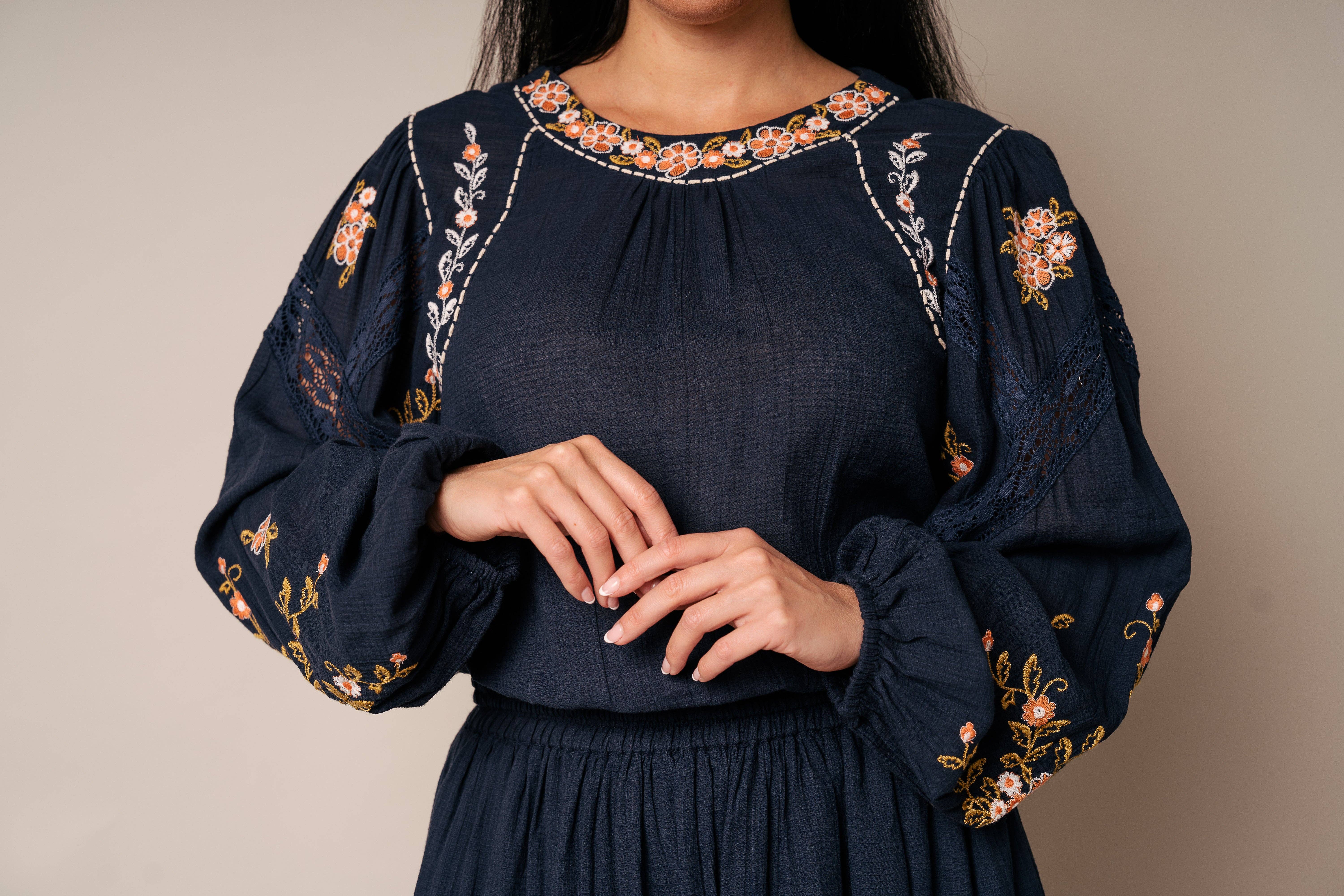 Kapda Casa – wholesale Blus - Dam – Marinblus med intrikat broderi2