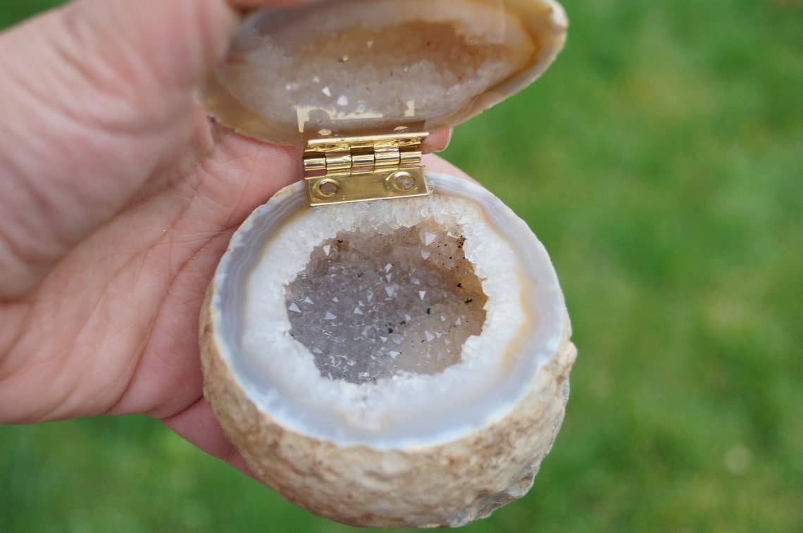 The Crushed Crystal – Organizador/caixa de joias por atacado – Caixa de anel de geodo cinza natural - caixa de geodo grande - caixa druzy - proposta secreta - ideias de propostas - anel de noivado4