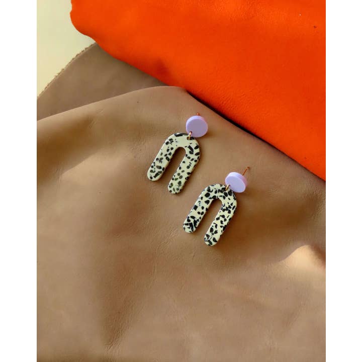 Niemalsmehrohne – Engroshandel Hængeøreringe og creoløreringe – Slim greige prikker øreringe med sløjfe-design