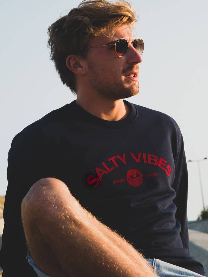 SALTY VIBES Marineblå sweatshirt - Rød velour logo for engroshandel hos ALOHA WAY OF LIFE
