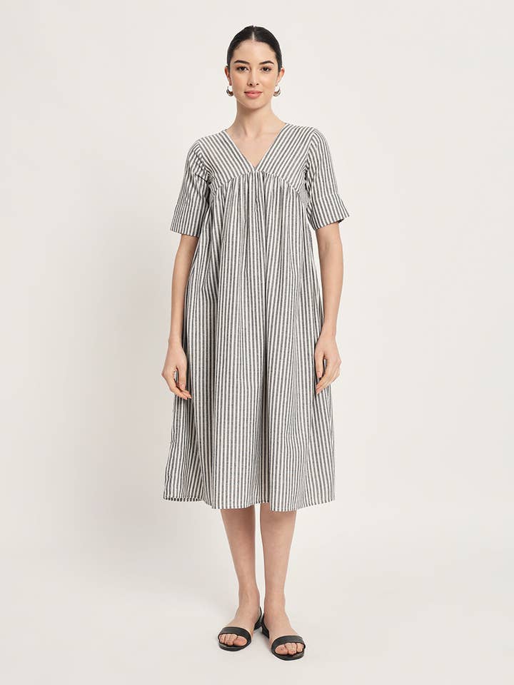 Robe classique à rayures noires et blanches avec col en V froncé pour la vente par Thevasa
