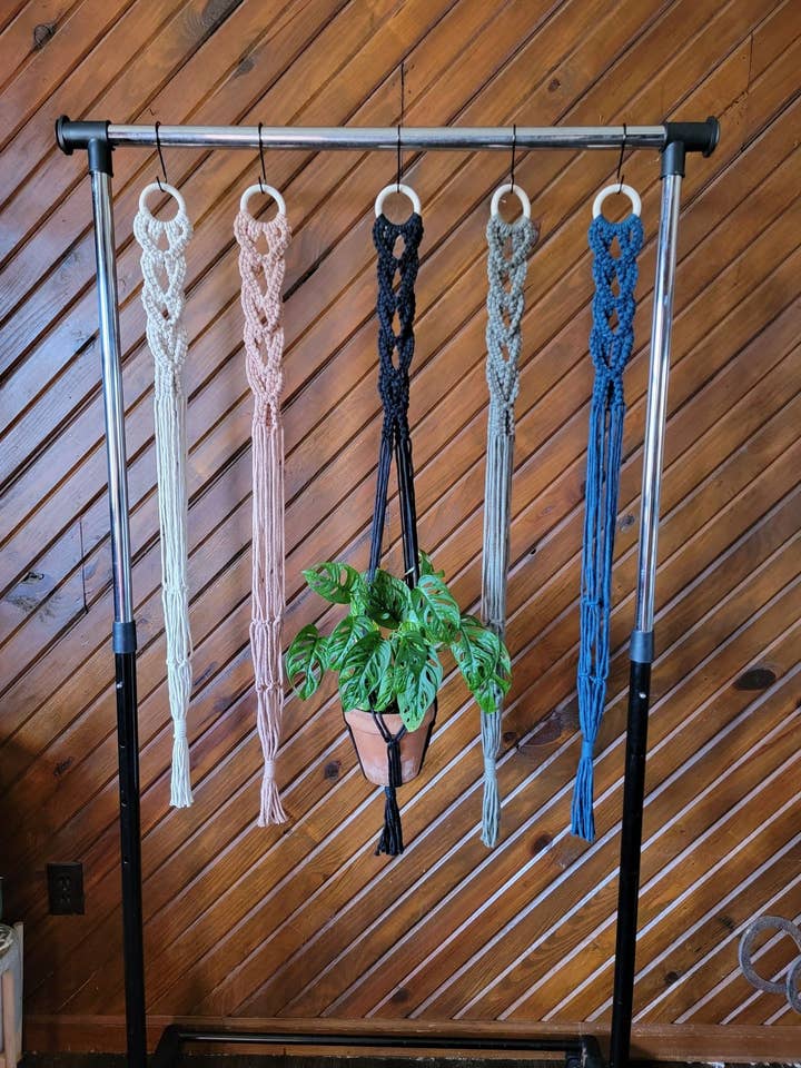 Cintre à plantes en macramé Fancy Braid pour la vente par Knotty Boho Designs