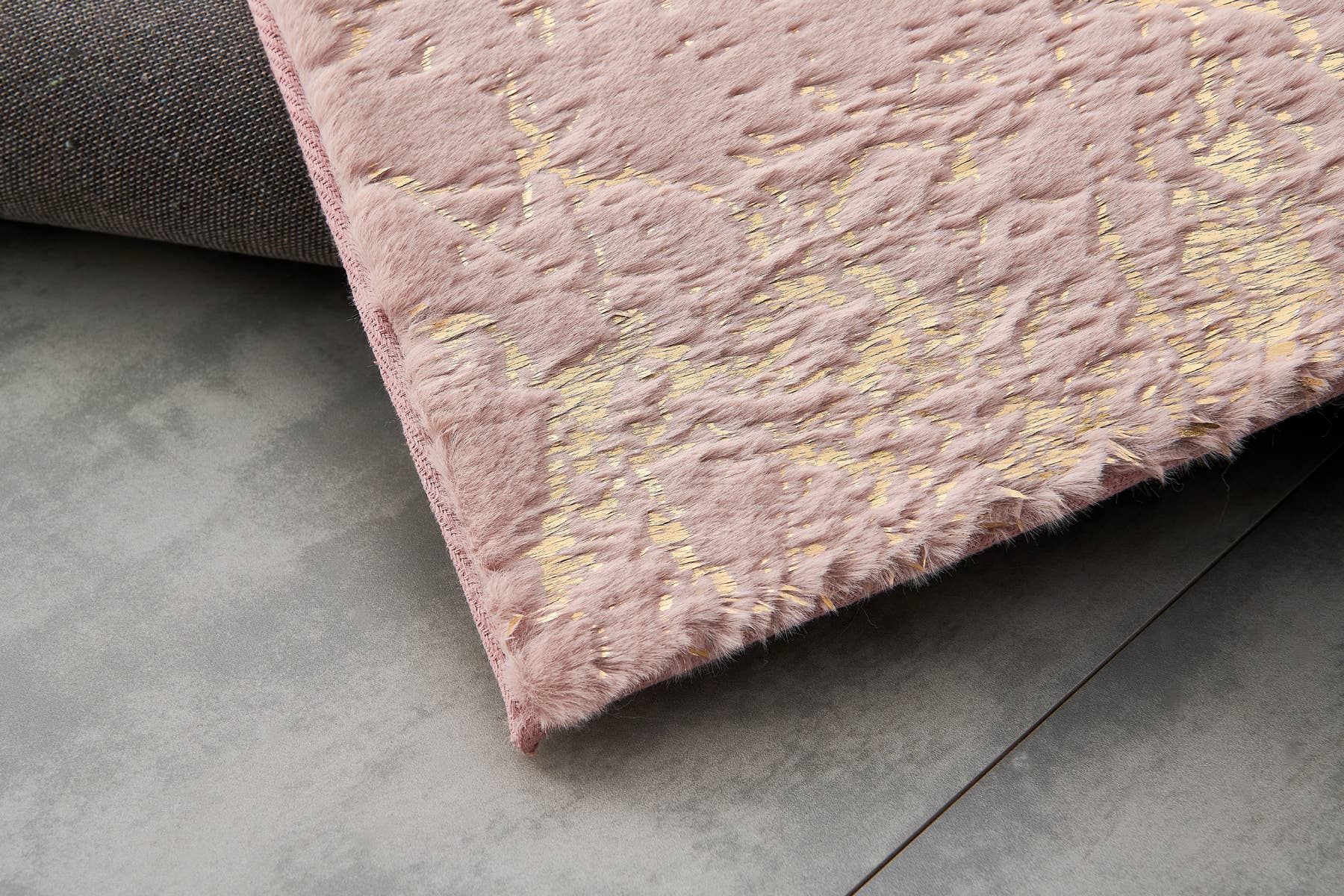 Amazing Rugs – Großhandel Teppichvorleger – Lily Dust abstrakter, goldvergoldeter Chinchilla-Kunstpelzteppich, Rosa3