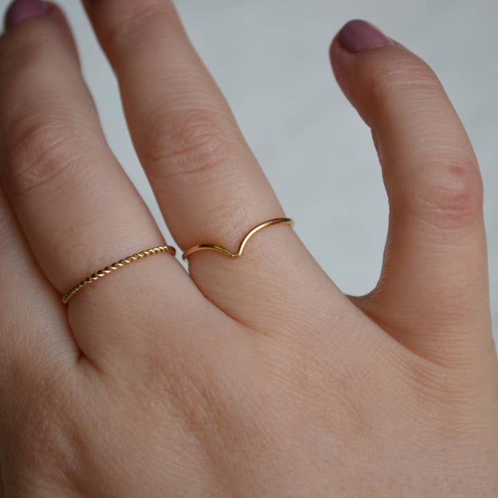 Kolera Jewellery – Großhandel Band/Stapelring – Dünner Gold Chevron Ring, Gold V Ring, zierlicher Goldring, Dünner Goldring, 14 Karat Gold gefüllter Ring, Gold gefüllter Chevron-Ring, Einfacher Goldring