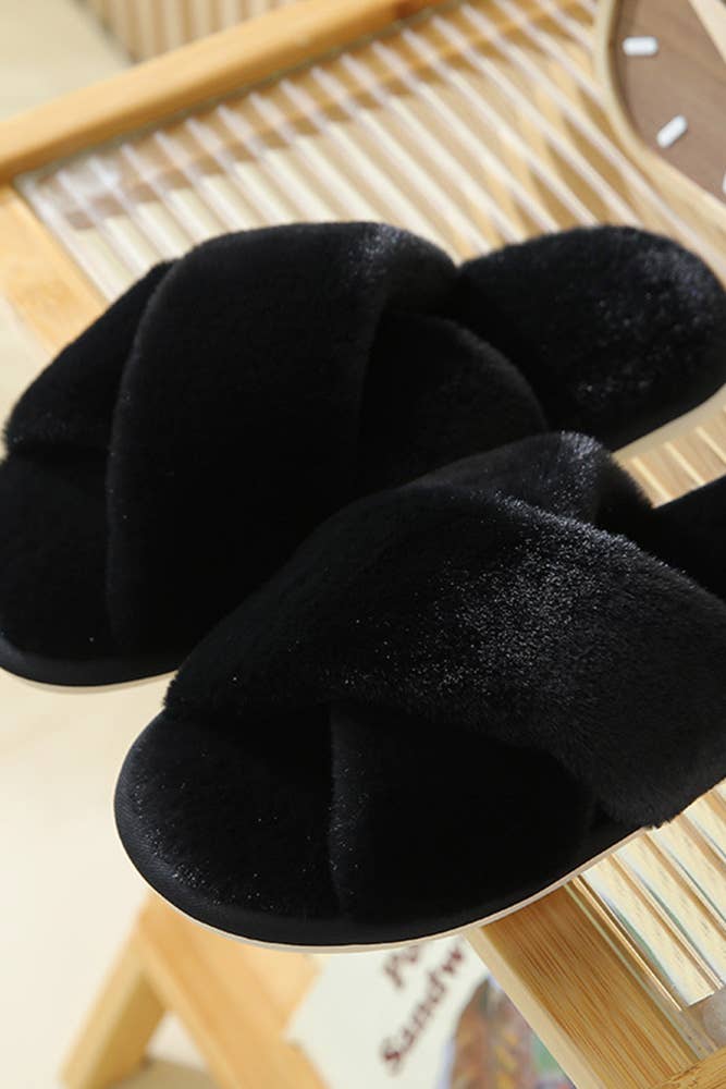 UNISHE - Wholesale Slippers - Women's - Criss Cross Fluffy Slippers MMD0194