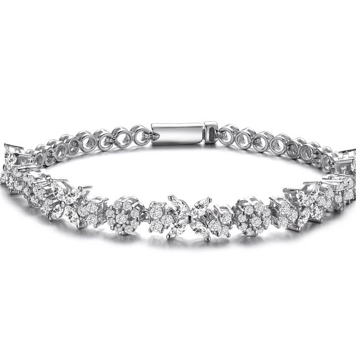 Bracelet de tennis inspiré des fleurs en grappe transparente en métal rhodié pour la vente par Genevive
