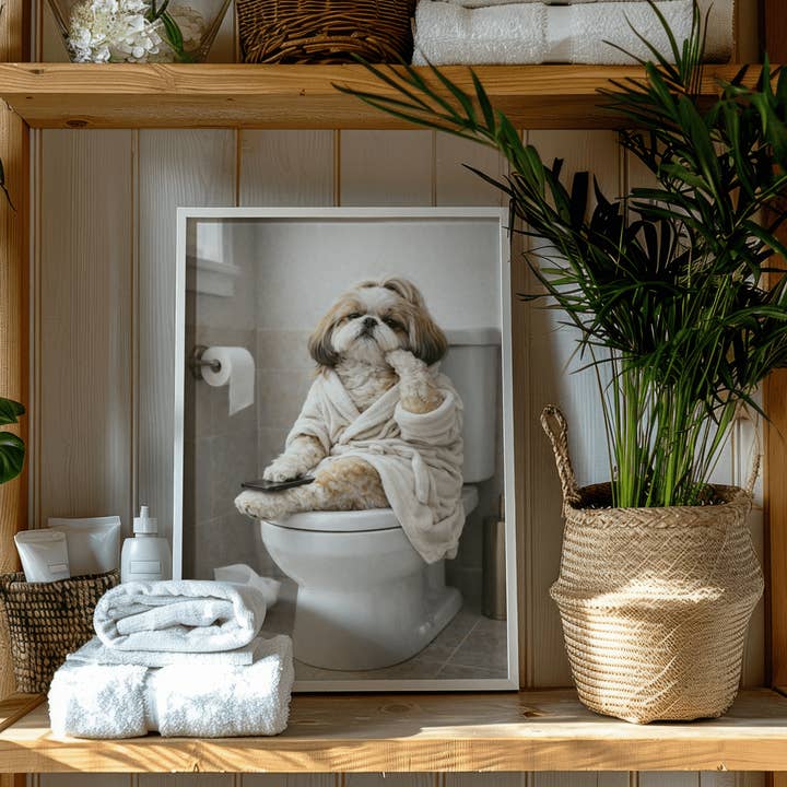 Shih Tzu sur le mur des toilettes | Art mural drôle de chien de salle de bain pour la vente par Belter Prints