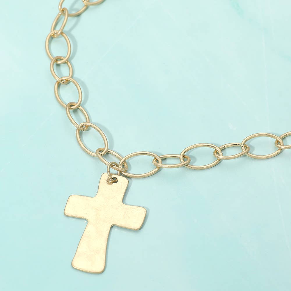 Sensibling Corp. – wholesale Hänge-/berlockhalsband – Halsband med ett korshänge i 18K guldplätering och en oval länkad kedja.6