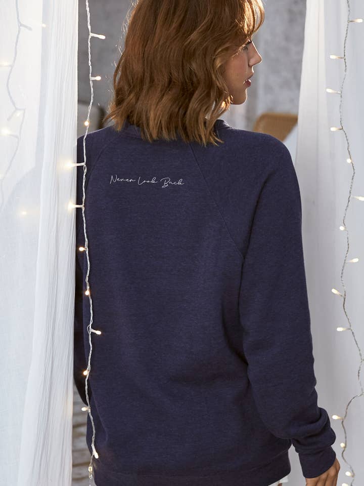 Chandail décontracté « Never Look Back » pour la vente par Om & Ah