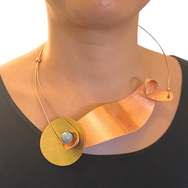VENT - Collier Ras de Cou Artistique en Métal Ondulé Court pour la vente par Chick Boss LLC