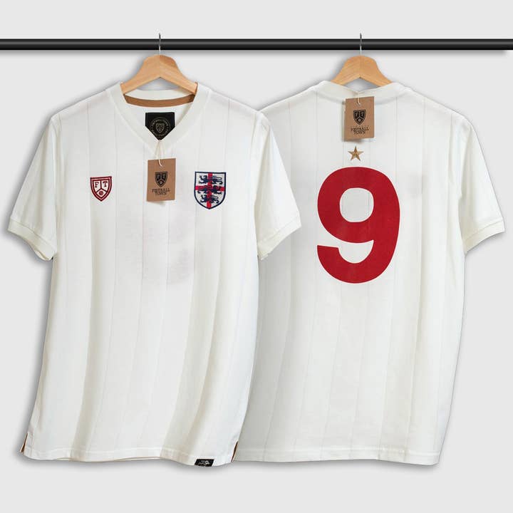 Homenagem Sir Bobby Charlton por atacado de Football Town