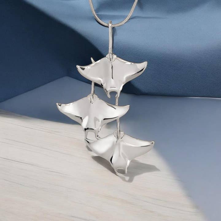 Manta Ray Halskæde – Ocean in Motion Kollektion – Sterlingsølv for engroshandel hos Big Blue by Roland St John