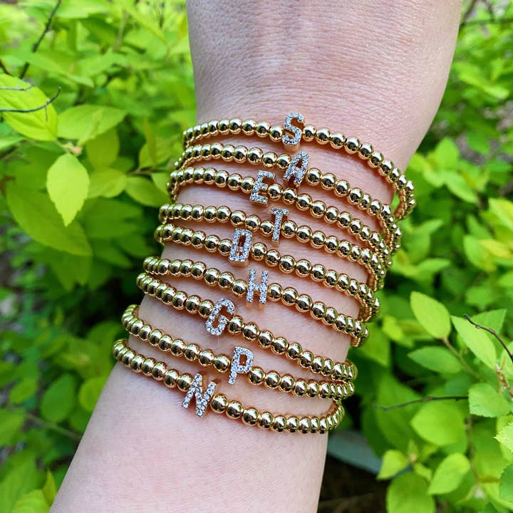 Darcy armbånd med initialer i guldfarvede perler for engroshandel hos Ellison+Young