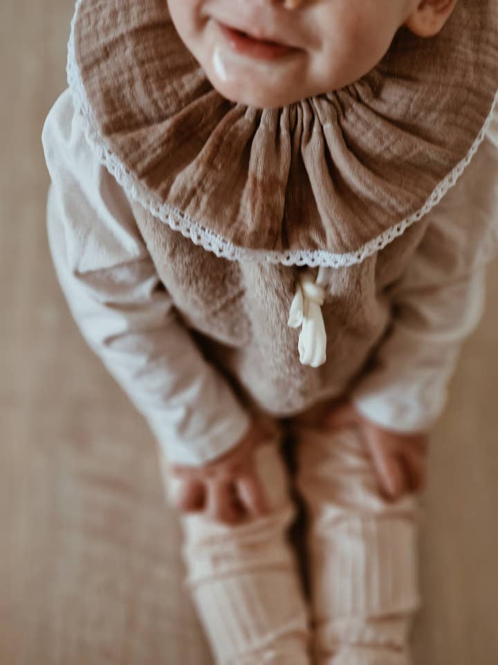 Beiger abnehmbarer Rüschenkragen, Lätzchen für den Großhandel von Petiteaude
