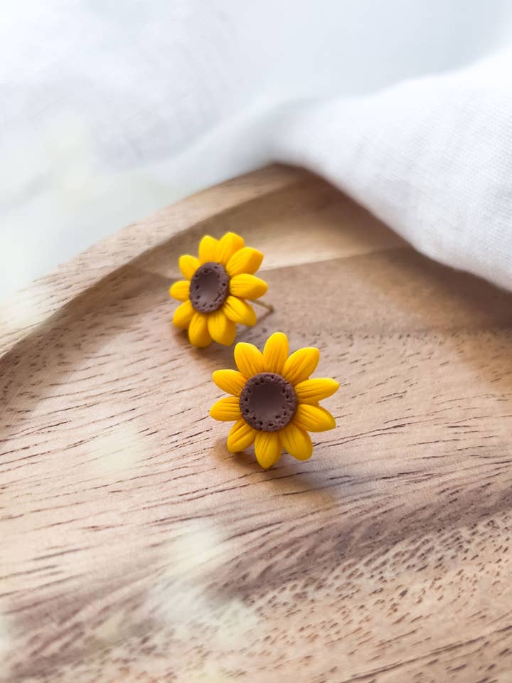 Col R ✦ Boucles d'oreilles tournesol pour la vente par KLAEI DESIGN STUDIO