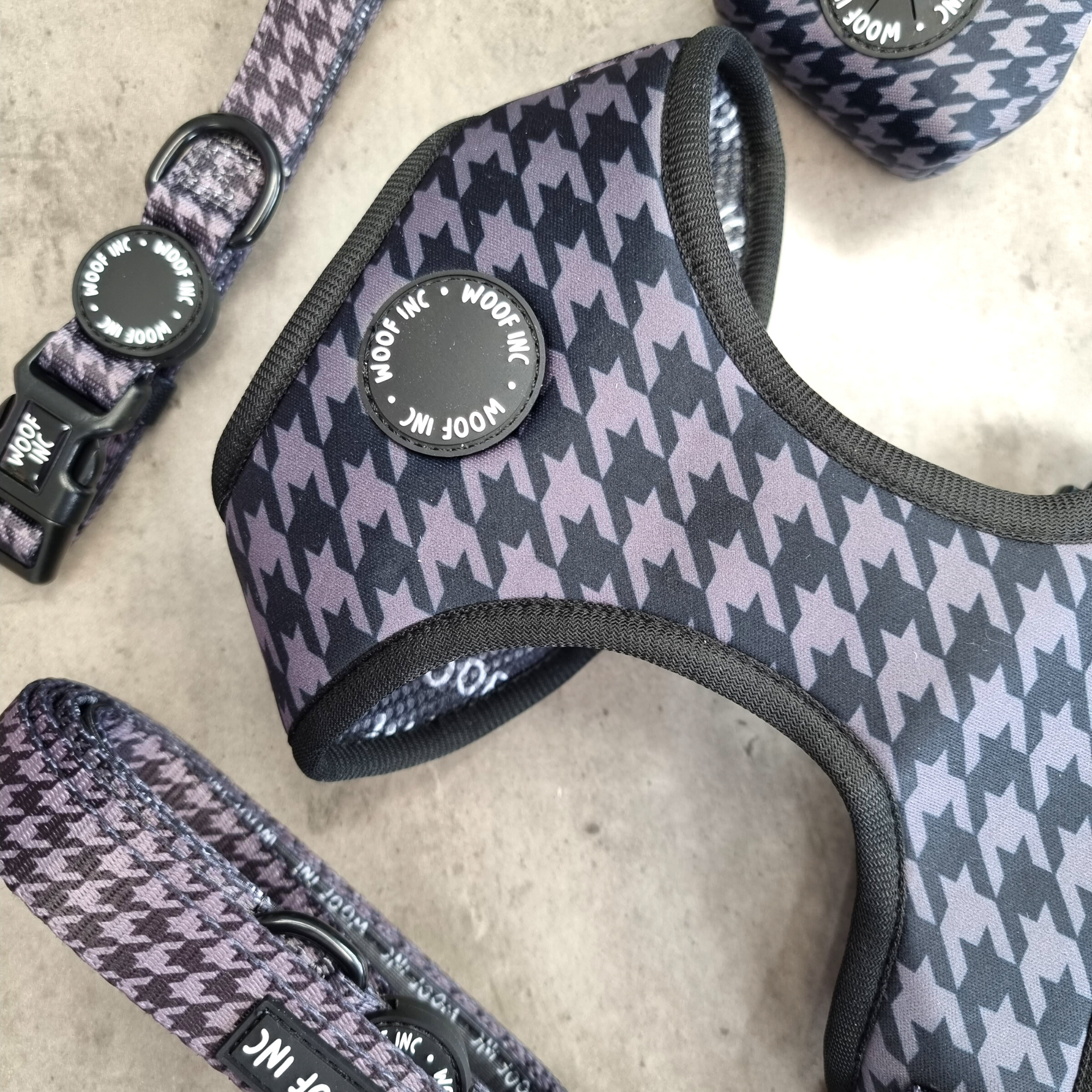 WOOF INC – Großhandel Haustiergeschirr – Hund – Verstellbares Hundegeschirr mit schwarzem Hahnentrittmuster9