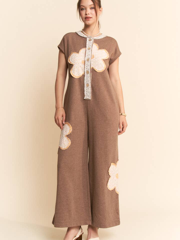 JUMPSUIT I FRANSK TERRY MED BLOMSTERPATCHWORK DETALJE for engroshandel hos Davi & Dani