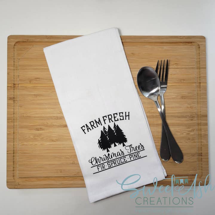 Farm Fresh Christmas Trees Theedoek - Wit voor wholesale door Sweet Ash Creations
