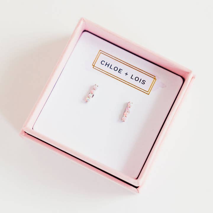 Clous d'oreilles Infinity Bar en opale pour la vente par Chloe + Lois