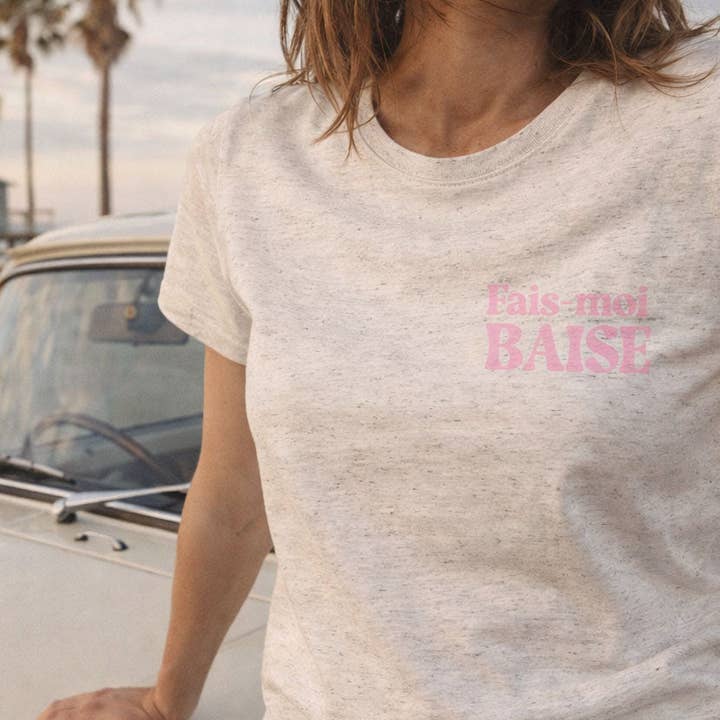 T-Shirt Feminino Gola Redonda Decotada "Dá-me um Beijo" por atacado de Peye et Meye