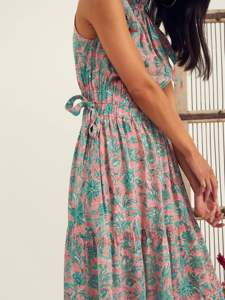 Kopal – Großhandel Kleid – Damen – HEERA KLEID - ROSAFARBENER DSCHUNGEL-PRINT