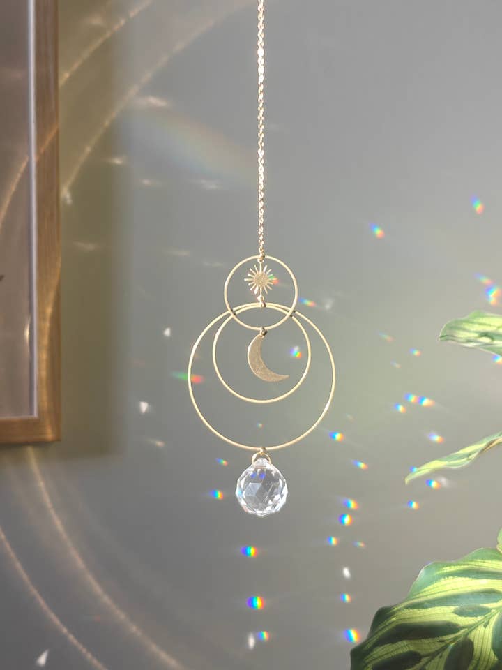 SERENA • Atrapasoles celestial en latón y cristal de vidrio para venta al por mayor de Atelier Intuitive