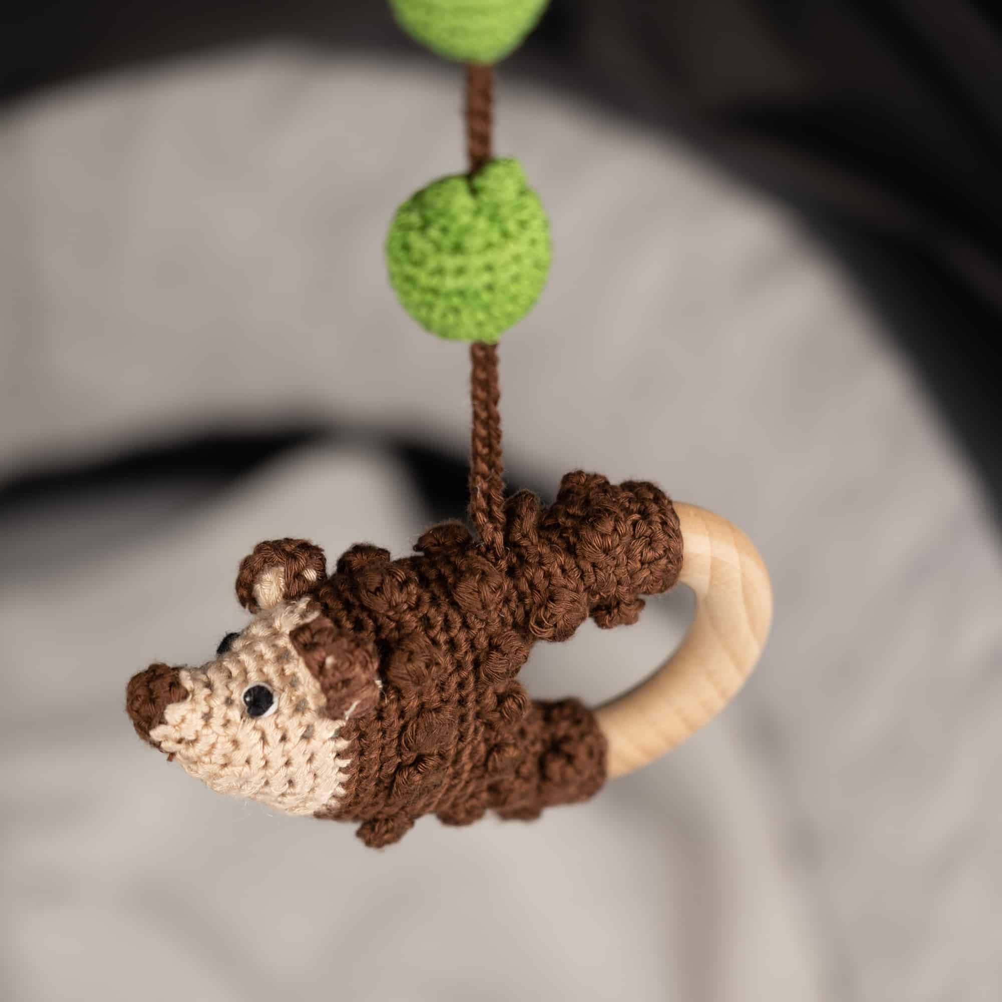 SindiBaba – Großhandel Klassisches Spielzeug – Kinder – Gehäkelter Spielbogen-Anhänger Igel HARRY6