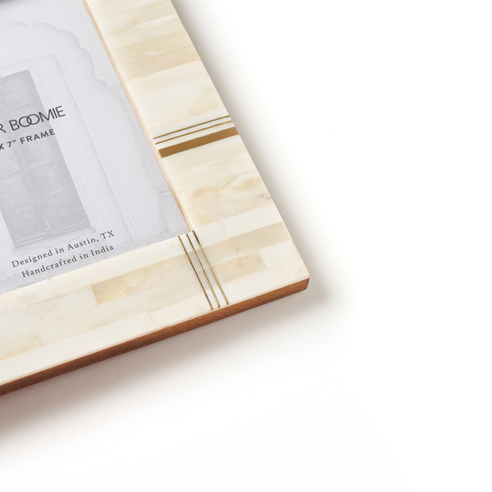 Matr Boomie Fair Trade - Wholesale Fotolijst - Mukhendu 5x7 crèmekleurige fotolijst - gesneden bot, koperen staaf1