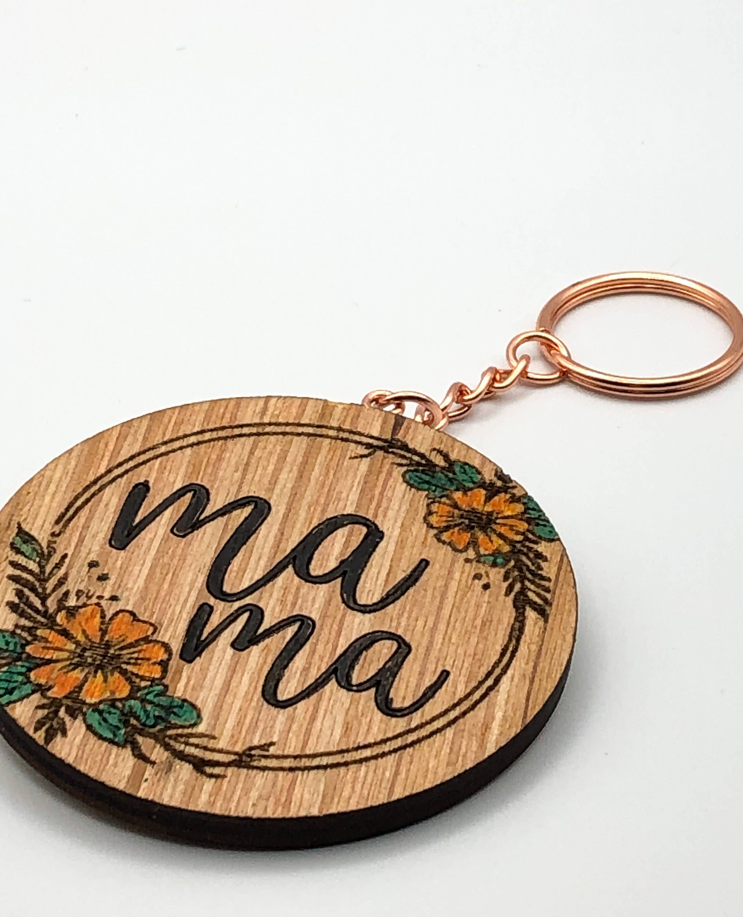 The Blended Nest – Großhandel Schlüsselanhänger – Damen – Mama Schlüsselanhänger — Holz-Schlüsselanhänger mit Gravur — Geschenk für sie — Muttertagsgeschenk — Geldbörse-Charm — Geschenk für Mama — Geschenk für Mama — kleines Geschenk für Mama6