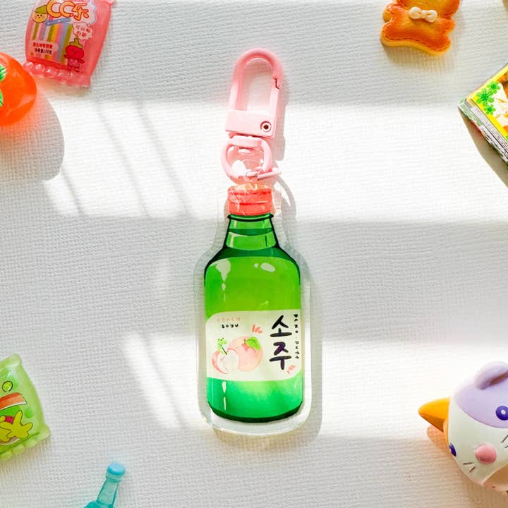 PekoPuff – Großhandel Schlüsselanhänger – Unisex – Soju-Acryl-Schlüsselanhänger aus Erdbeer-Pfirsichgrün mit Traubenmotiv1