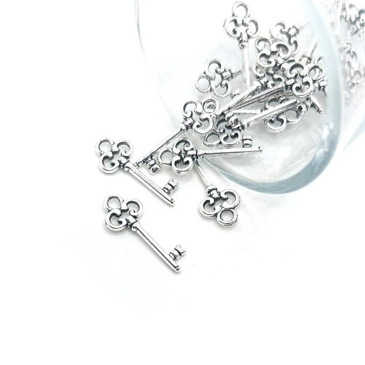 Guerrilla Charm - Wholesale Individual Charm/Pendant - Antique Silver Skeleton Key Charms, 21x8.5mm