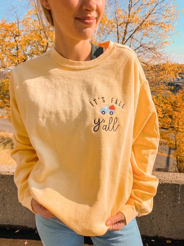 It's Fall Y'all geborduurde ronde hals (boter) voor wholesale door ShopEndlessJune