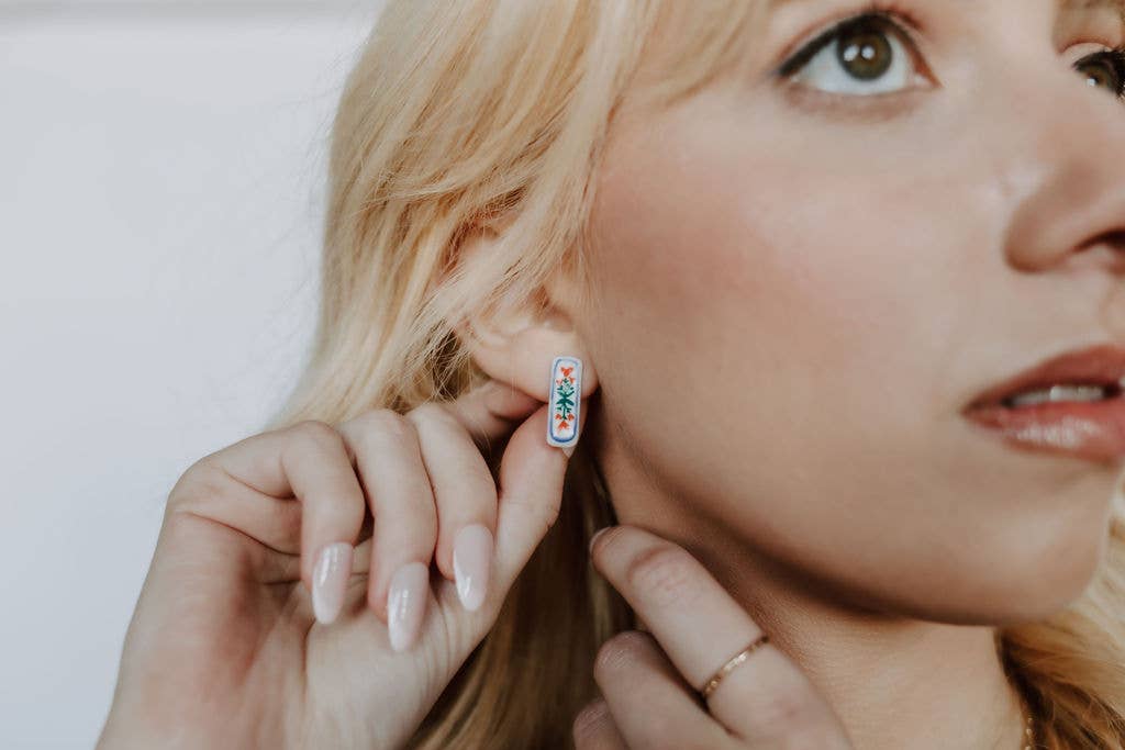 Crown & Heart - Wholesale Stud/Post Earrings - Floral Bar Stud Earrings3