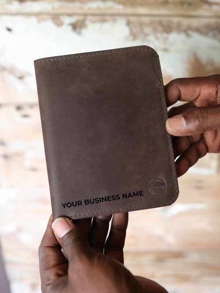 Porte-passeport en cuir sur mesure pour la vente par Jubilee Trading Co. | Ethical Trade Decor + Accessories