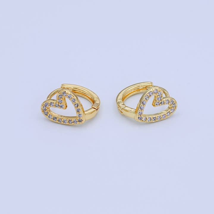 Pendientes de Aro Abiertos con Corazón Micro Pavé de CZ Rellenos de Oro de 24K | T236 para venta al por mayor de Aim Eternal
