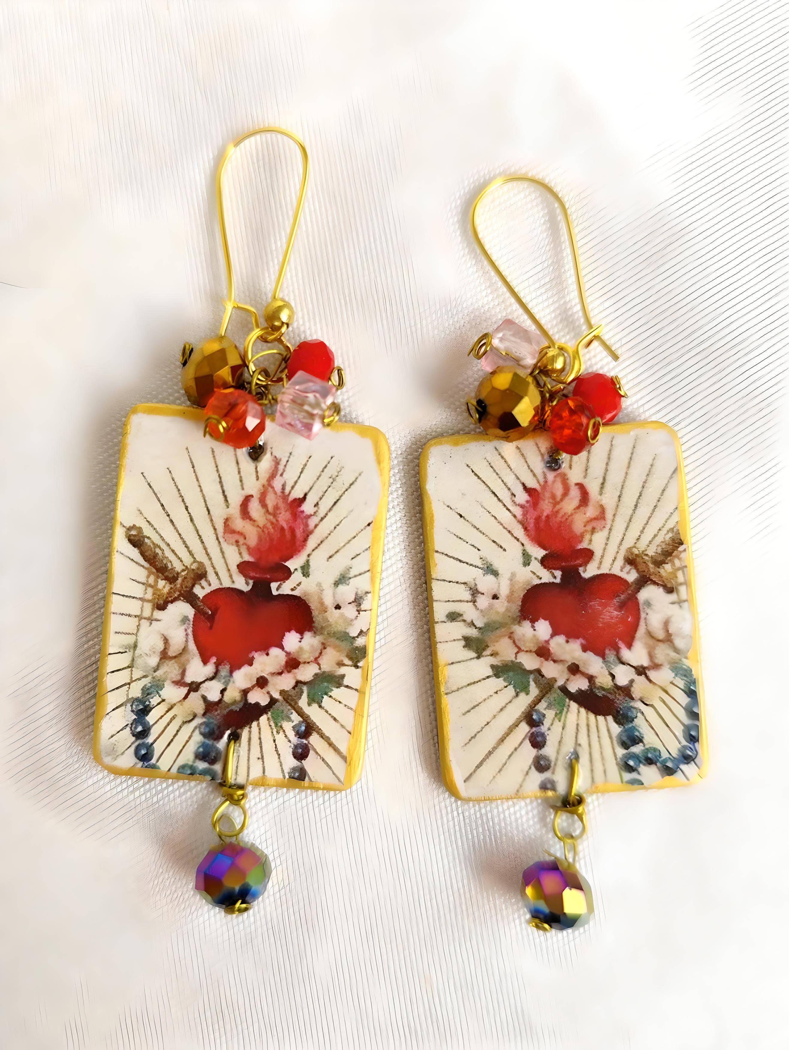 Wild & Free - Wholesale Dangle Earrings - Hermosos pendientes de madera con pintura de sagrado corazón y rosario.