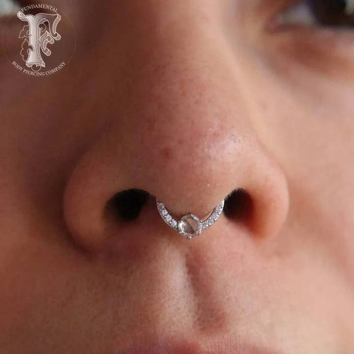 Tinsley – Vit safir & CZ Halo – 14K guld clicker-ring för wholesale av Piercing-zone