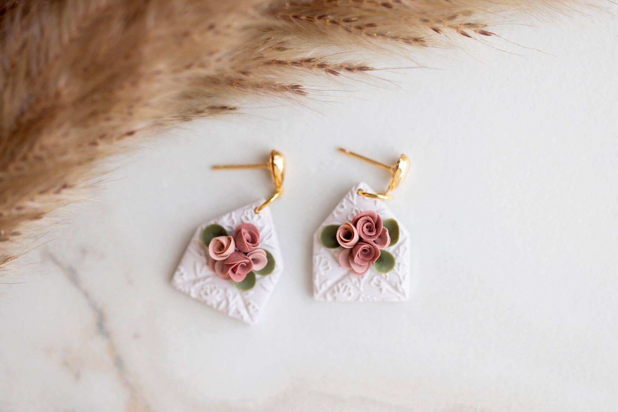 Crafted From Faith, LLC – Großhandel Ohrhänger – Schöne Buchstabenblumen2