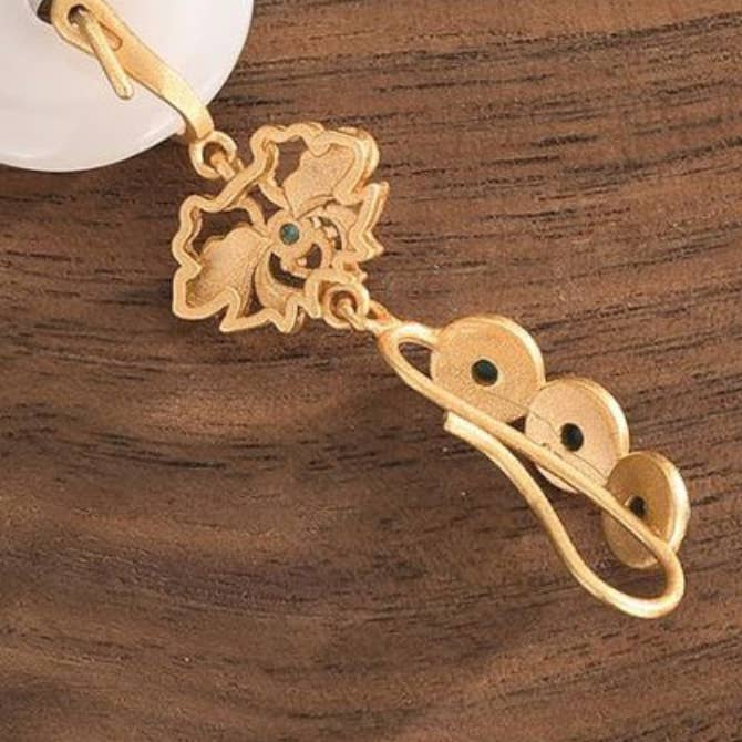 Bright MacMing - Vente Boucles d'oreilles pendantes - Boucles d'oreilles lotus dorées sur jade blanc3