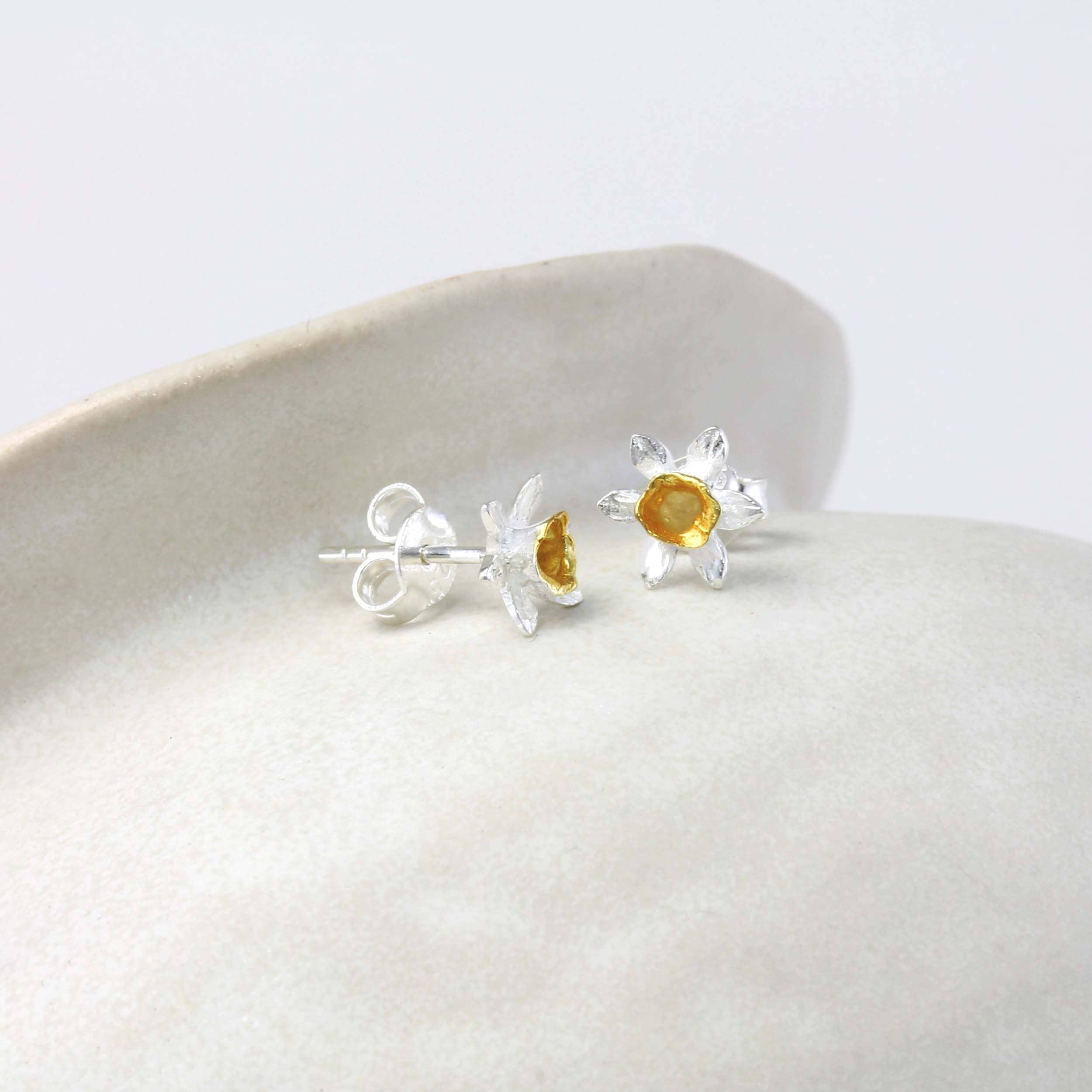 Banyan Jewellery - Vendita all'ingrosso Orecchini a bottone - Orecchini a forma di narciso fatti a mano in argento Sterling e oro4