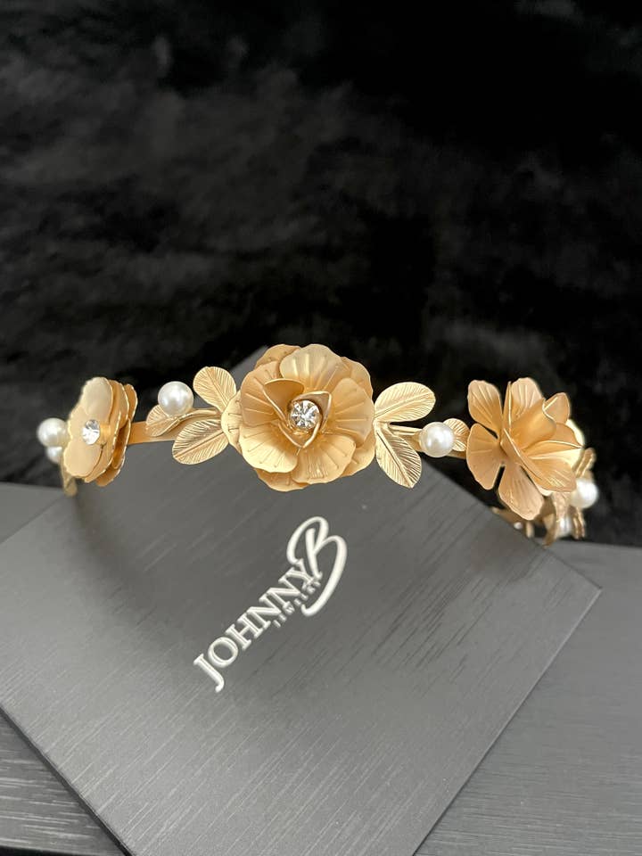 Theresa - Diadema di grandi fiori e foglie con cristalli e perle accenti in oro per la vendita all'ingrosso da parte di JohnnyB Jewelry