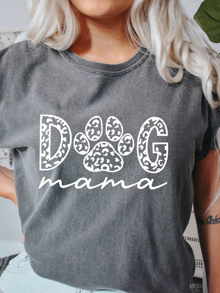 T-shirt Maman Chien - T-shirt Graphique - Comfort Colors pour la vente par Desert Raine