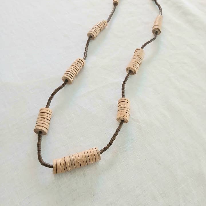 Collier en bois avec perles de style tribal N0-334KM pour la vente par Cinnamon Creations