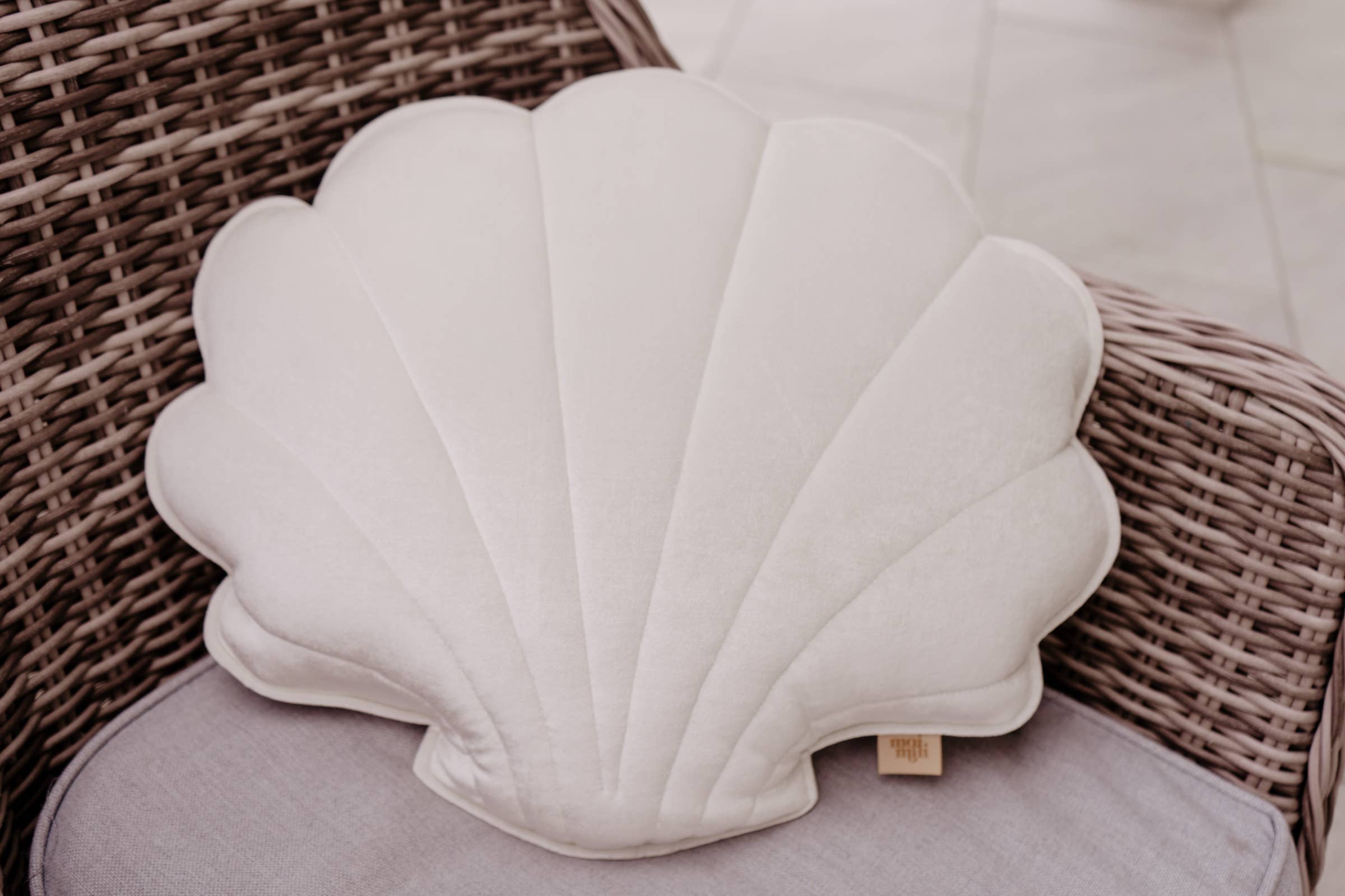 Moi Mili – Großhandel Zierkissen – Weiße Muschel-Kissen aus weichem Samt4