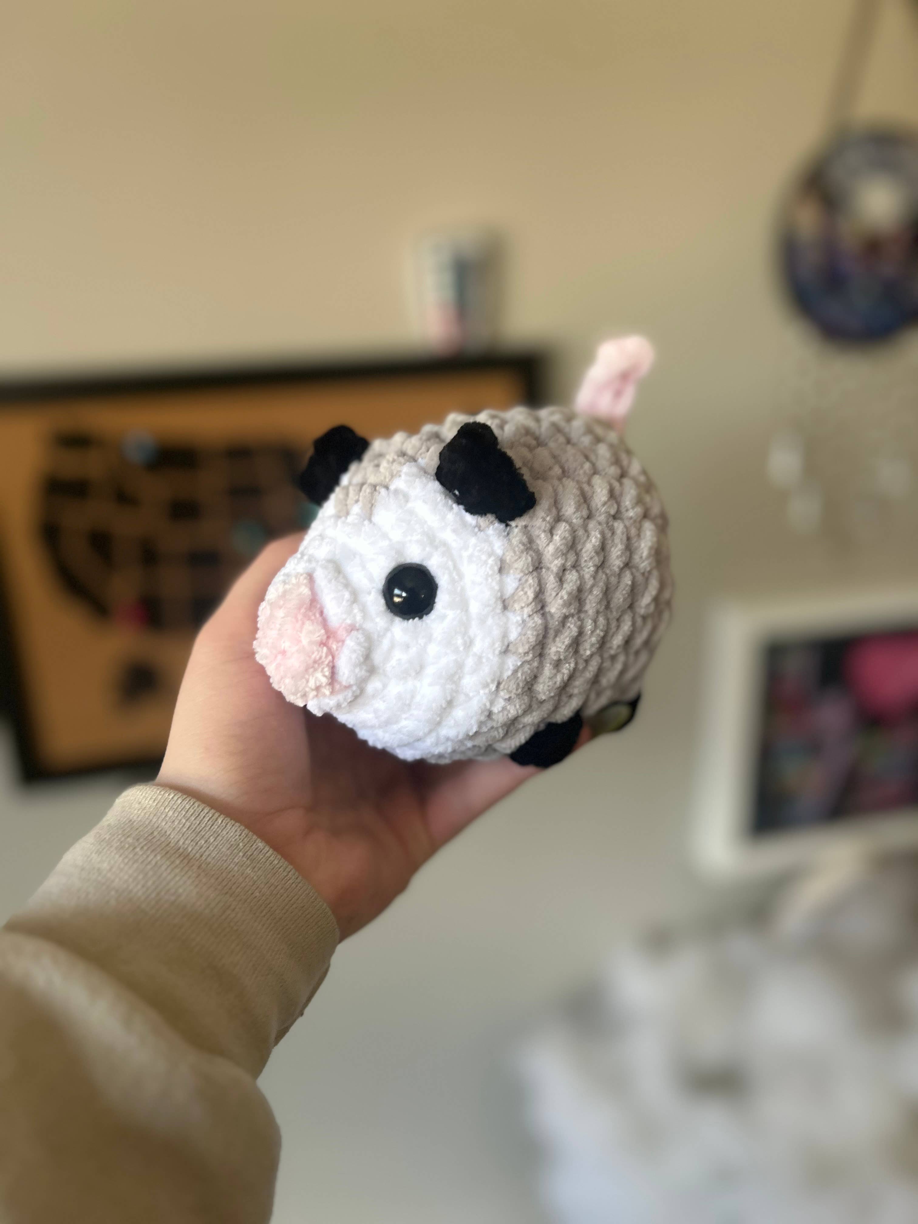 Crochet by Jolene - Vendita all'ingrosso Peluche - Bambini e neonati - Pupazzo di opossum all'uncinetto